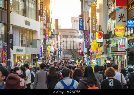 MYEONG-dong, SÉOUL, CORÉE DU SUD - 1 avril 2016 : à la rue commerçante de Myeong-dong, Séoul, Corée du Sud Banque D'Images