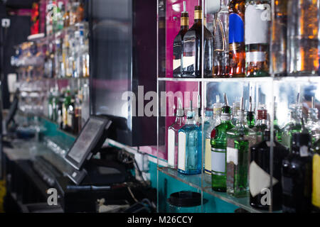 Image de boissons différentes sur la vitrine du bar à la discothèque Banque D'Images