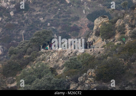 Regarder les gens pour l'espagnol Lynx sur route de montagne Parc Naturel Sierra de Andujar, Jaen, Espagne Janvier Banque D'Images