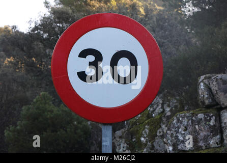 30 km signe de route sur une route de montagne 6177 tôt le matin le Parc Naturel Sierra de Andujar, Jaen, Espagne Janvier Banque D'Images