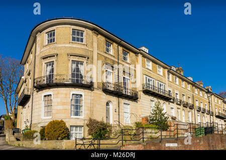 Rangée de maisons sur Clifton exposée dans la ville de Winchester en février 2018, England, UK Banque D'Images