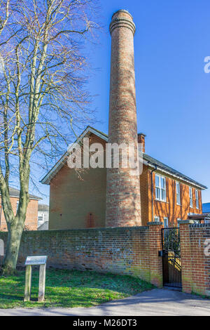 Bâtiment résidentiel en briques rouges avec très grande cheminée le long de l'arbre d'Oram à Winchester février 2018, Angleterre, Royaume-Uni Banque D'Images