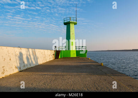 Le phare vert à Wladyslawowo. Władysławowo est le plus gros port de pêche, avec de nombreux bateaux de pêche et les navires basés ici. Banque D'Images