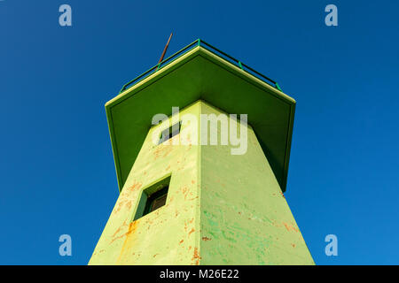 Le phare vert à Wladyslawowo. Władysławowo est le plus gros port de pêche, avec de nombreux bateaux de pêche et les navires basés ici. Banque D'Images