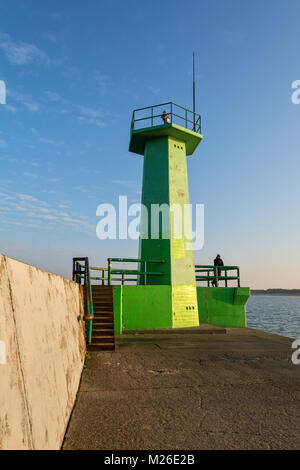 WLADYSLAWOWO, Pologne - janvier 27, 017 : Green lighthouse à Wladyslawowo. Władysławowo est le plus gros port de pêche, avec de nombreux bateaux de pêche une Banque D'Images