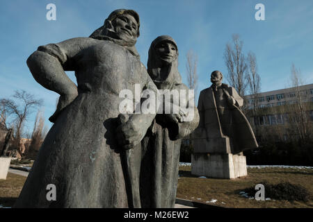 Installations de sculptures de l'époque soviétique tirée de la période communiste en face du Musée de l'Art socialiste qui couvre l'histoire de l'ère communiste en Bulgarie. Situé à Sofia la capitale de la Bulgarie. Banque D'Images