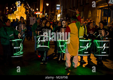 Editorial : Les membres du public inc les enfants. Truro, Cornwall, UK 01/31/2018. Truro Festival des lumières est un événement annuel salué comme le début de Chri Banque D'Images