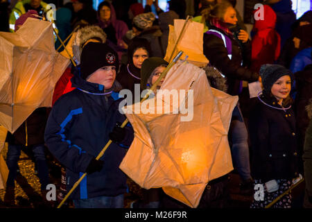 Editorial : Les membres du public inc les enfants. Truro, Cornwall, UK 01/31/2018. Truro Festival des lumières est un événement annuel salué comme le début de Chri Banque D'Images