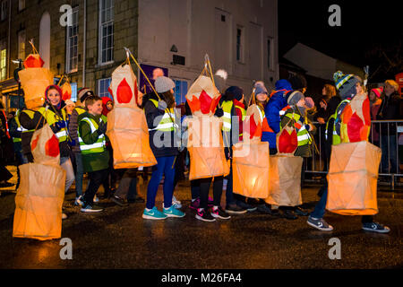 Editorial : Les membres du public inc les enfants. Truro, Cornwall, UK 01/31/2018. Truro Festival des lumières est un événement annuel salué comme le début de Chri Banque D'Images