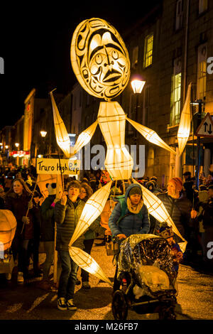 Editorial : Les membres du public inc les enfants. Truro, Cornwall, UK 01/31/2018. Truro Festival des lumières est un événement annuel salué comme le début de Chri Banque D'Images