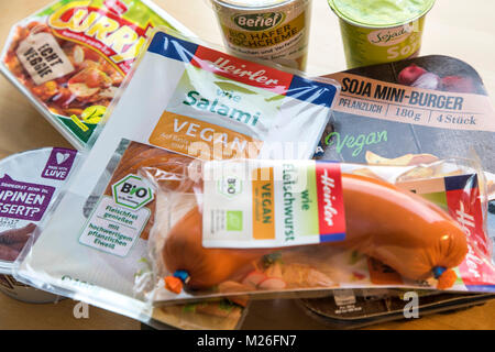 Végétarien et Végétalien végétarien produits finis, salami, saucisson de porc, currywurst, burger, yaourt, Banque D'Images