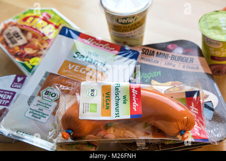 Végétarien et Végétalien végétarien produits finis, salami, saucisson de porc, currywurst, burger, yaourt, Banque D'Images