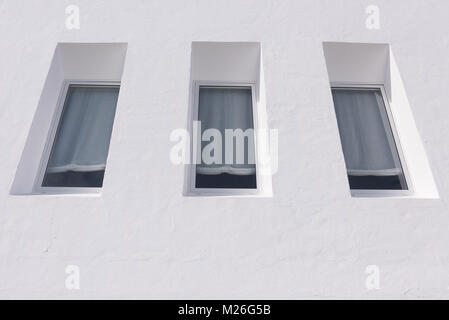 Vue sur trois fenêtres d'une maison blanche Banque D'Images