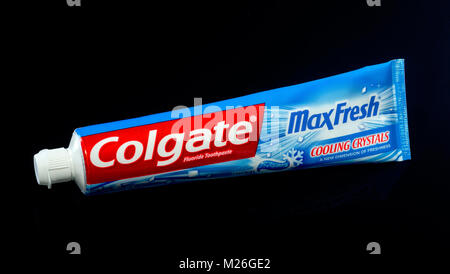 Dentifrice Colgate max fresh isolé sur fond sombre. Banque D'Images