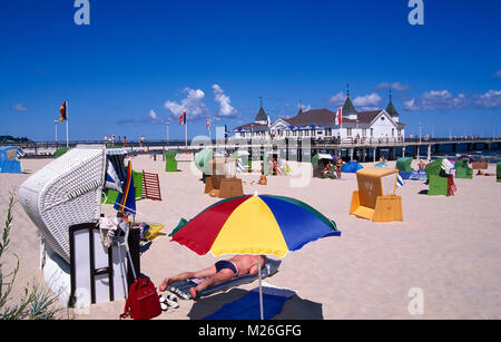 Jetée d'Ahlbeck et plage, l'île d'Usedom, Mecklembourg Poméranie occidentale, Allemagne Banque D'Images