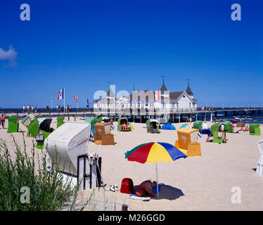 Jetée d'Ahlbeck et plage, l'île d'Usedom, Mecklembourg Poméranie occidentale, Allemagne Banque D'Images