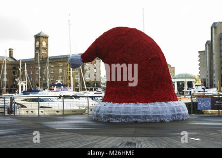 St Katharine Docks, Londres, Angleterre, Royaume-Uni. Londres Les décorations de Noël, Christmas hat. Banque D'Images