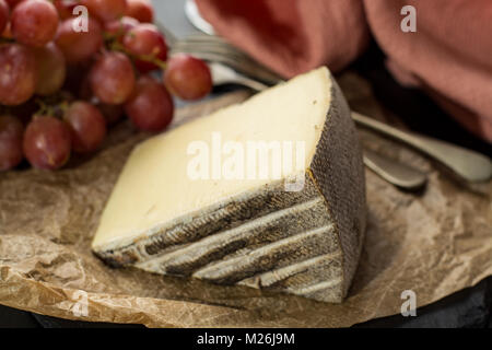 Dégustation de fromages français ancien demi Tomme de Alpes, faite à partir de la vache, chèvre ou brebis lait écrémé, faible en gras fromage français close up Banque D'Images