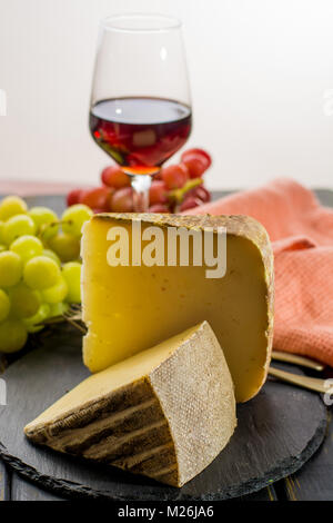 Dégustation de fromages français ancien demi Tomme de Alpes, faite à partir de la vache, chèvre ou brebis lait écrémé, faible en gras fromage français close up Banque D'Images