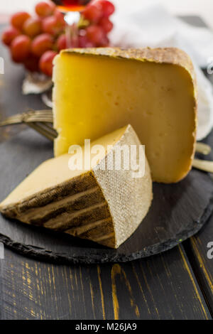 Dégustation de fromages français ancien demi Tomme de Alpes, faite à partir de la vache, chèvre ou brebis lait écrémé, faible en gras fromage français close up Banque D'Images