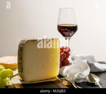 Dégustation de fromages français ancien demi Tomme de Alpes, faite à partir de la vache, chèvre ou brebis lait écrémé, faible en gras fromage français close up Banque D'Images