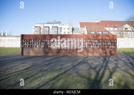 Nouvelle fenêtre du souvenir au Mémorial du Mur de Berlin à la Bernauer Strasse, mur de Berlin Banque D'Images