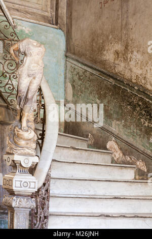 Escalier de marbre orné de La Guarida Restaurant Paladar et statue dans un immeuble à La Havane, Cuba, Antilles, Caraïbes, Amérique Centrale Banque D'Images