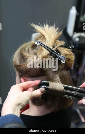 Le Mans (ouest France). 2014/12/03. Jeune femme, un apprenti, une coupe de cheveux de la femme. Banque D'Images