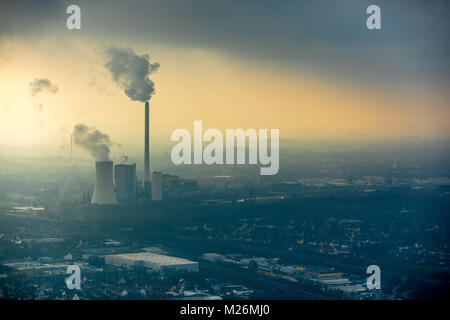 STEAG chauffage power plant Herne dans la brume avant toile industrielle à Herne dans la région de la Ruhr en Rhénanie du Nord-Westphalie. Puissance classiques au charbon pl Banque D'Images