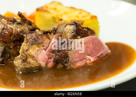 Canard aux pommes de terre et légumes racines Banque D'Images