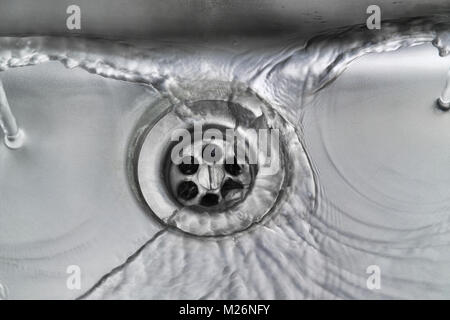 Vidange de l'eau courante à partir d'un acier inoxydable évier de lavage à la main dans un laboratoire biosciences Banque D'Images