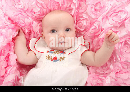 Beau Bebe De Trois Mois Fille Heureux Jouant Dans Lit Bebe Photo Stock Alamy