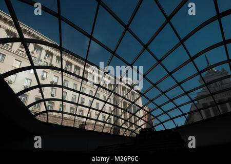 Vue sur le bâtiment du Conseil des ministres et le Bureau Chambre de l'Assemblée nationale dans le Largo qui se compose de trois bâtiments de style Empire stalinien qui ont été construits dans les années 1950 à partir de la coupole en verre qui couvre les vestiges de la ville romaine, Serdica, qui occupait cette région et ont été mis au jour à partir de 2010 à 2012 pendant la construction du métro dans la ville de Sofia, capitale de la Bulgarie. Banque D'Images