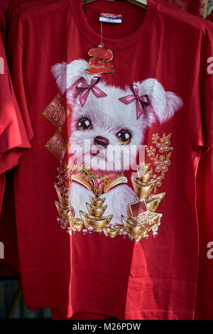 Le Nouvel An chinois 2018, T-shirt, rouge avec chien imprimer pour commerate «l'année du chien" Banque D'Images