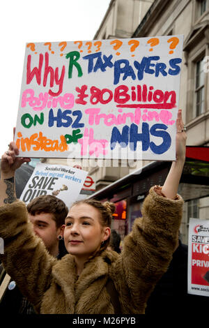 Manifestation appelée par l'Assemblée du peuple à l'appui de la NHS . Un placard demande pourquoi les contribuables paient €80 milliards pour HS2 trainline. Banque D'Images