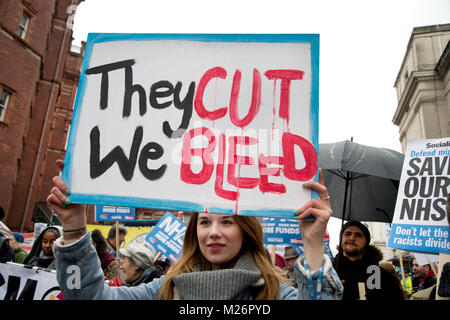 Manifestation appelée par l'Assemblée du peuple à l'appui de la NHS (National Health Service}. Une jeune femme est titulaire d'une affiche disant : "Ils nous coupe' purge Banque D'Images