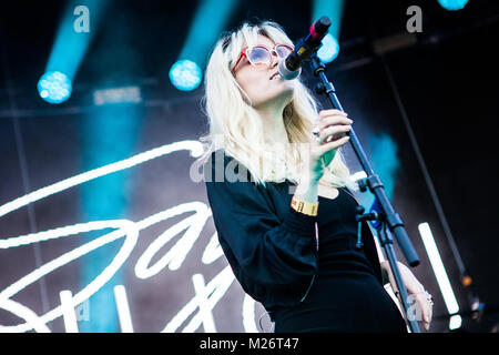 Le duo dream pop suédois dire Lou Lou effectue un concert live à l'Apollo compte à rebours la scène à Roskilde Festival 2014. Le groupe est composé des deux sœurs jumelles Swedish-Australian Miranda et Françoise Hardy Elektra. Danemark 01.07.2014. Banque D'Images