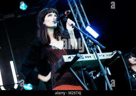 Le duo dream pop suédois dire Lou Lou effectue un concert live à l'Apollo compte à rebours la scène à Roskilde Festival 2014. Le groupe est composé des deux sœurs jumelles Swedish-Australian Miranda et Françoise Hardy Elektra. Danemark 01.07.2014. Banque D'Images