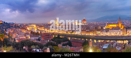 Célèbre vue de Florence de nuit, Italie Banque D'Images