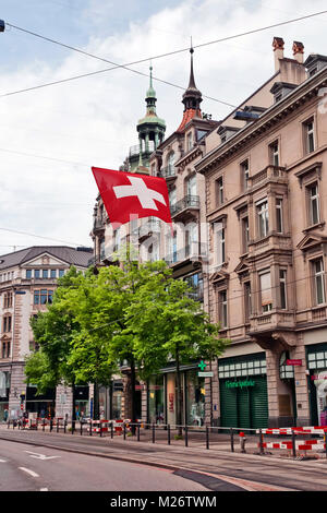 Rue de Zurich avec drapeau suisse Banque D'Images