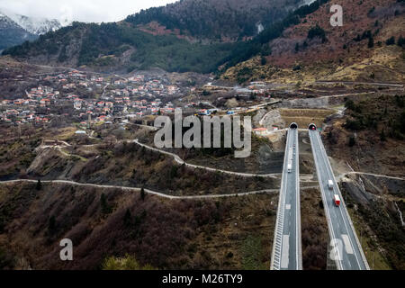 Vue de la route Egnatia Odos (national) qu'il appert à Metsovo en Épire, Grèce Banque D'Images