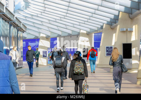 Londres, Royaume-Uni - 25 juin, 2017 - Les gens marcher sur un passage dans Peninsula Square conduisant à l'O2 ou station de North Greenwich Banque D'Images