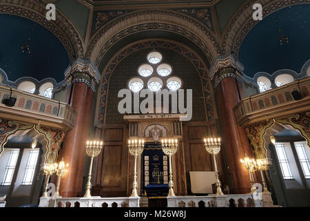 Vue de l'intérieur de la synagogue la plus grande synagogue de Sofia, dans le sud-est de l'Europe, et le troisième plus grand en Europe construit dans le renouveau de l'architecture Mauresque ou Neo-Moorish style situé dans la ville de Sofia, capitale de la Bulgarie. Banque D'Images