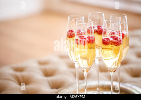 Verres de champagne sur le plateau d'argent et des fêtes concept Banque D'Images