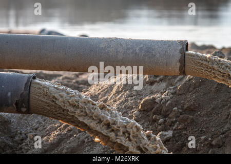 Les effluents industriels, les rejets de déchets industriels liquides pipeline dans une rivière Banque D'Images