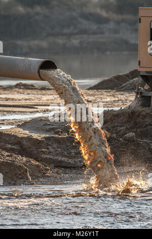 Les effluents industriels, les rejets de déchets industriels liquides pipeline dans une rivière Banque D'Images