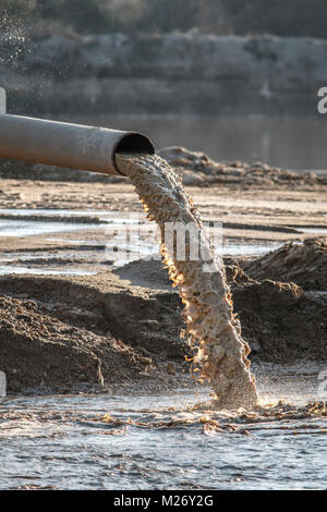 Les effluents industriels, les rejets de déchets industriels liquides pipeline dans une rivière Banque D'Images