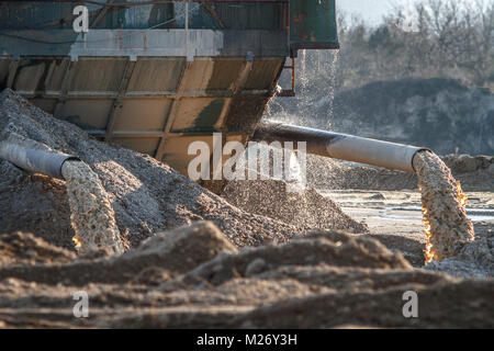 Les effluents industriels, les rejets de déchets industriels liquides pipeline dans une rivière Banque D'Images