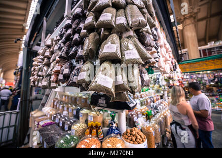 SAO PAULO, BRÉSIL - Grand angle 02 février : Photo de hang épices à Mercadao, immense marché touristique situé à Sao Paulo, Brésil Banque D'Images