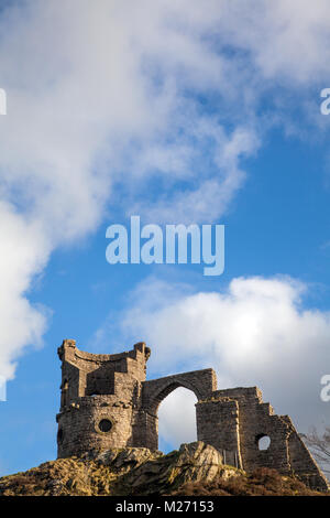 Cheshire vue Mow Cop château, la folie d'un château en ruine se tenant debout sur le sentier de pierre meulière une longue distance sentier haut au-dessus de la plaine du Cheshire Banque D'Images